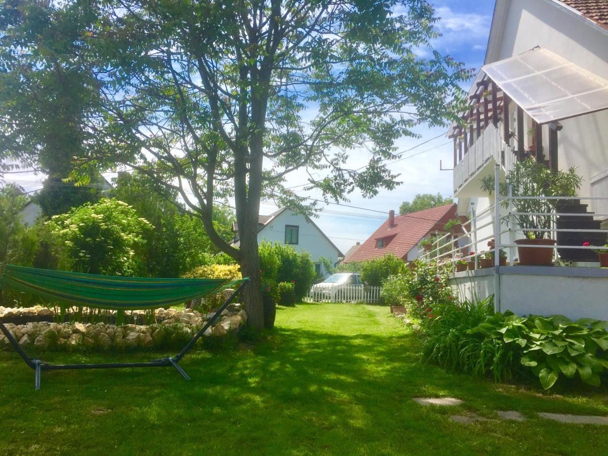 Lelle -Kert Apartman 03 バラトンレッレ エクステリア 写真