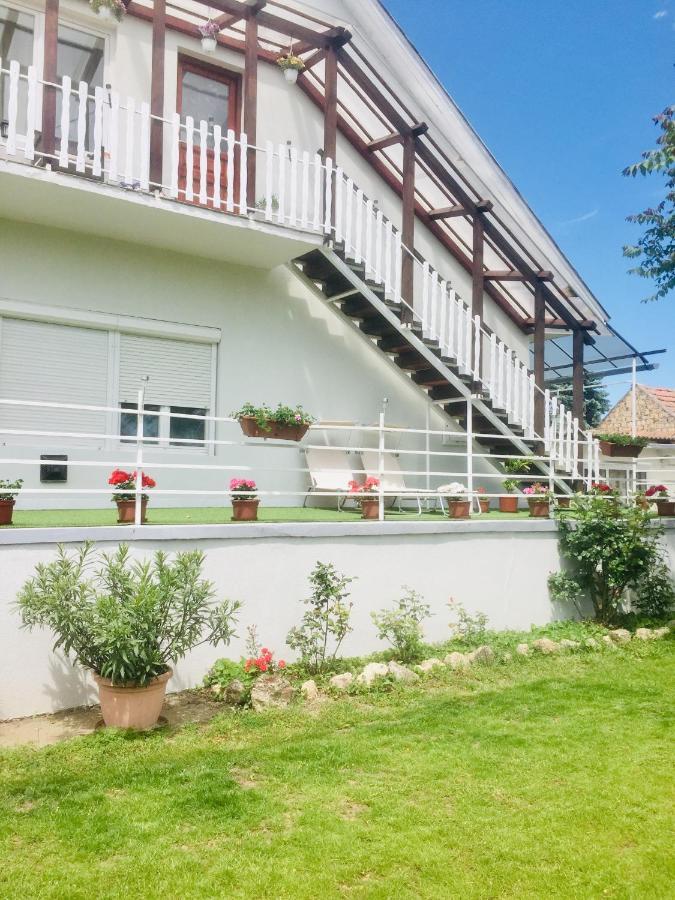 Lelle -Kert Apartman 03 バラトンレッレ エクステリア 写真