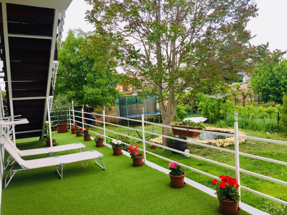 Lelle -Kert Apartman 03 バラトンレッレ エクステリア 写真